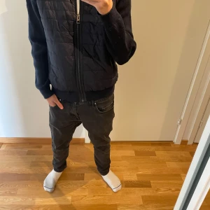 Svart guess jacka - Säljer en svart quiltad jacka i mycket bra skick. Den har en dragkedja framtill och långa ärmar. Perfekt för höst och vår, med en stilren look som passar till det mesta. Jackan är bekväm och håller värmen bra. Pris kan diskuteras vid snabb affär