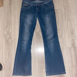 Blå bootcut jeans - Säljer ett par snygga blå bootcut jeans i bra skick.  Mått: midja-43cm lårbredd-23 cm benlängd-95cm