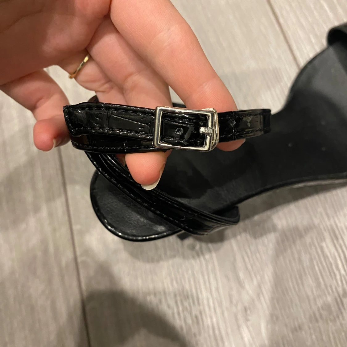 Svarta klackskor med krokodilmönster - 92