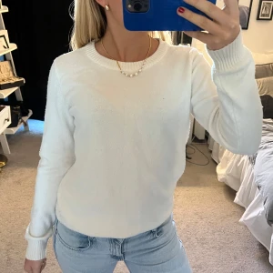 Vit stickad tröja från VILA - Säljer en superfin vit stickad tröja från VILA i storlek S. Den är perfekt för både höst och vinter med sin mysiga och varma känsla. Tröjan har långa ärmar och en klassisk rund halsringning. Passar perfekt till jeans eller kjol för en stilren look! Hör av er om fler bilder💕