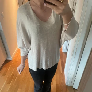 Beige tröja med v-ringning - Säljer en superfin beige tröja från Missay med v-ringning och trekvartsärmar. Köpt förra året för 249kr och säljer då den andvänds för lite. Storlek Onesize men passar mig som är xs/s. Perfekt till hösten! 
