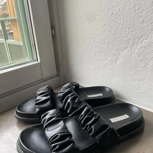 Svarta sandaler med rynkade remmar - Utgångna ur sortiment från Nelly, använda en gång 