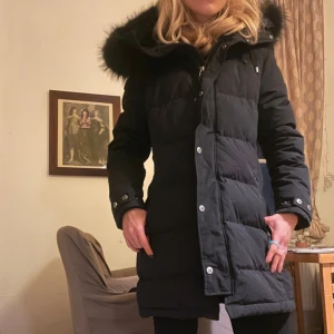 Hollies Subway Black - Nyskick! Riktigt varm. Passar mig som är Xs trots storlek 40. Äkta päls i fint skick. Dm för mer bilder