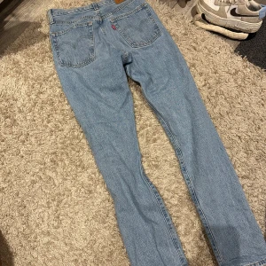 Blå jeansbyxor - Raka/ bootcut i modellen, super bra skick i storlek 25/32