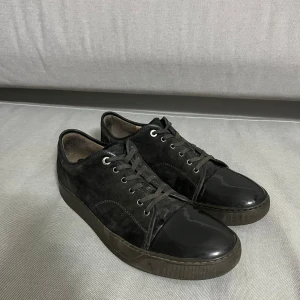 Lanvin storlek 45-46 - Säljer dessa stilrena lanvins i storlek 45 men kan även passa 46!  Perfekta för både vardag och fest nu till vintern🤩