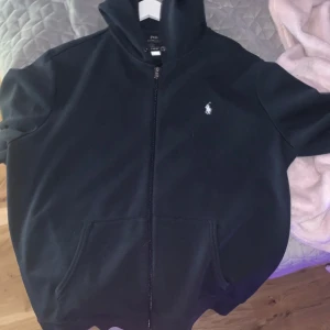 Ralph lauren hoodie - Säljer denna mörkblåa Ralph lauren hoddien då jag inte använder den längre, bra skick 