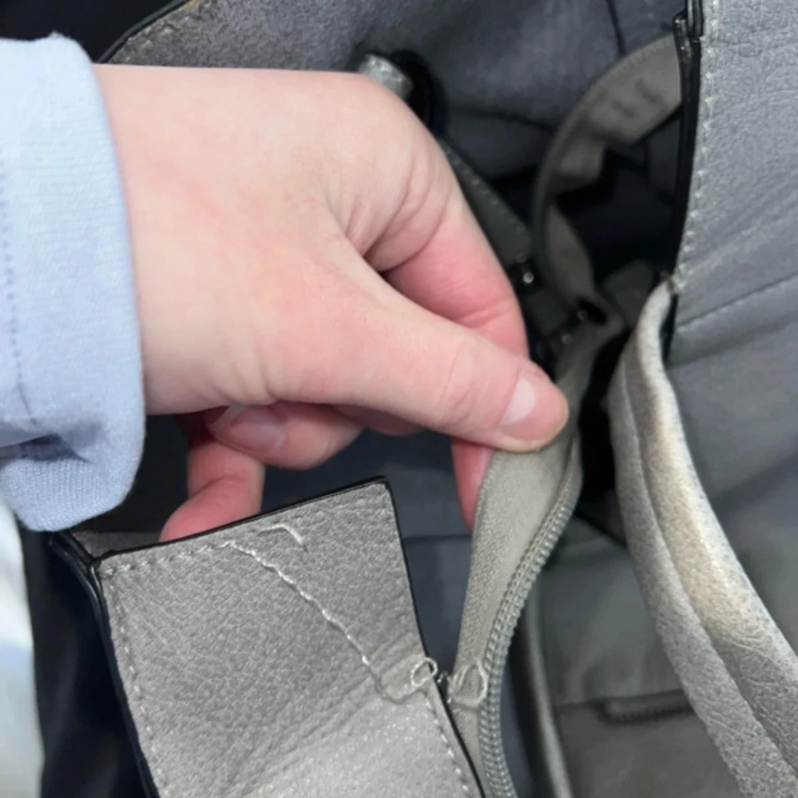 Grå axelväska med glitter - 93