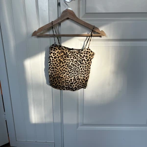 Leopardmönstrad linnetopp från Gina Tricot - Säljer en superfin leopardmönstrad linnetopp från Gina Tricot i storlek XS. Perfekt för sommardagar eller en utekväll. Toppen har smala axelband och är i ett mjukt material som känns skönt mot huden. Ett måste för garderoben om du älskar djurmönster! 😍Tröjan kan även skickas med gratis med ett annat plagg  Varan finns i Enköping och jag har möjlighet att mötas upp alternativt posta emot frakt!💞 Vid intresse kan flera detaljerade bilder skickas/ bilder med tröjan på! Tvättas innan den säljs!