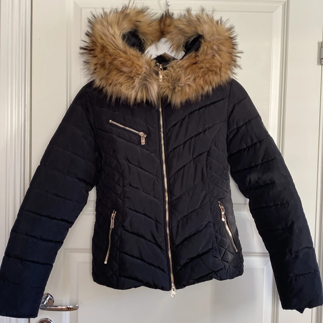 Svart dunjacka med pälsdetaljer från Roco Baroco