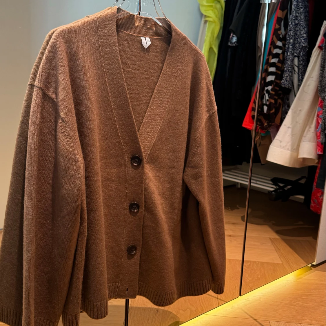 Brun kofta med knappar - 92