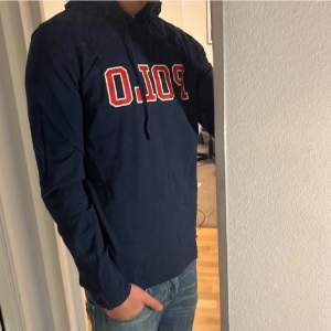 Tja säljer nu en riktigt snygg Ralph lauren zip hoodie i storlek s och i färgen Mörkblå. Hoodien är i ett fint skick utan några defekter som hål eller fläckar. Nypris 1395kr mitt pris 399kr. Hör av dig vid frågor eller funderingar! Pris ej hugget i sten!