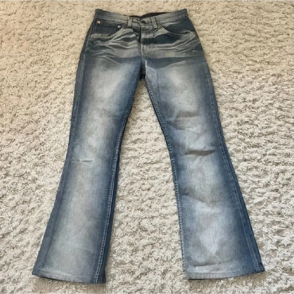 Intressekoll på de här snygga lågmidjade bootcut jeansen i bra skick!Storlek s,skriv för mått och prisförslag💓. Jeans & Byxor.