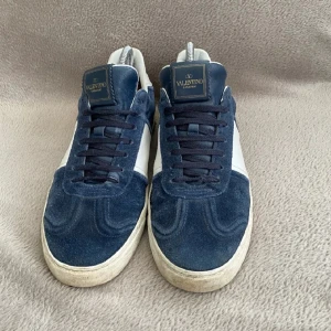 Valentino flycrews - Säljer ett par snygga Valentino flycrews i bra skick, endast skorna ingår. Tveka inte på att höra av er😁