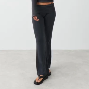 Gina sett  - Säljer detta superfina gina sätter i färgen ”stone”, byxorna är uppsydda för att passa mig (156cm), men är lätta att sprätta upp om nödvändigt. Hela setet sitter tajt, byxorna är lågmidjade. Priset är för långärmade tröjan o byxorna, t shirten följer med gratis😊💕byxorna är xxs, långärmade tröjan o t shirten är xs