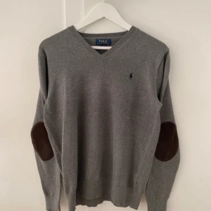 Polo Ralph Lauren tröja - Säljer en stilren grå tröja från Polo Ralph Lauren i 100% bomull. Perfekt för både höst och vår. Tröjan är i mycket bra skick. Storlek S.