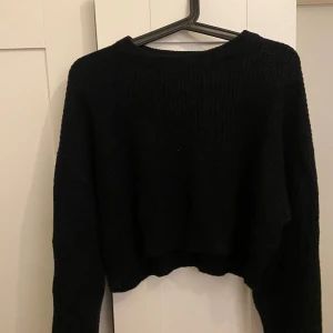 Svart stickad tröja - Säljer en svart stickad tröja från HM i storlek S. Den är croppad och har långa ärmar, perfekt för höst och vinter. Tröjan är i bra skick och supermysig att ha på sig. Passar både till vardags och lite finare tillfällen💕