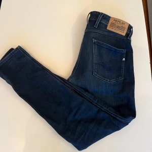 Replay Anbass - Säljer ett par snygga mörkblå Replay Anbass jeans i slim fit. De är i mycket bra skick skulle säga 8/10 