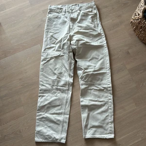 Beige cargopants / jeans Weekday - Säljer ett par beige cargopants i bra skick. De har en loose passform. W27 storlek