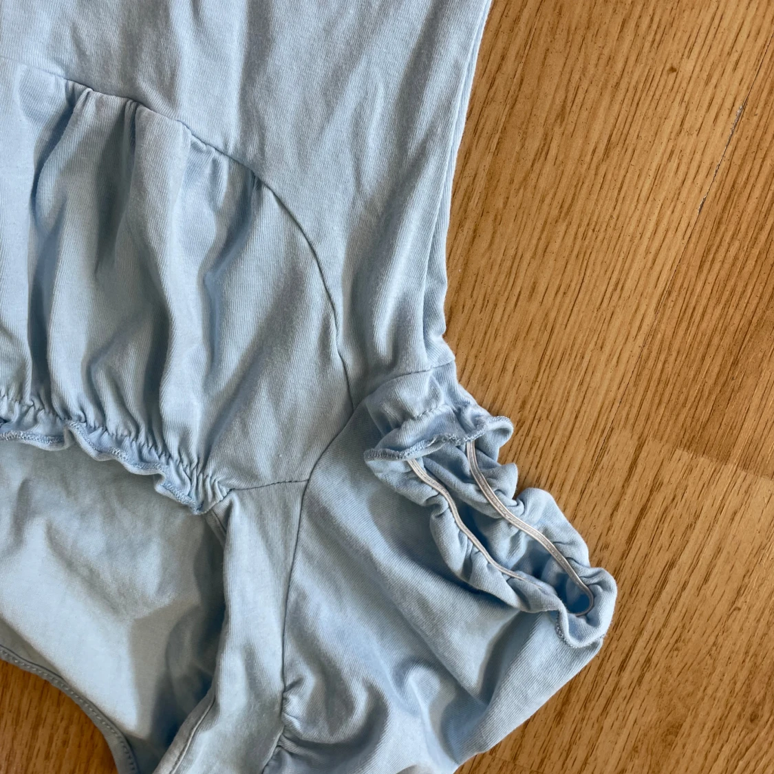 Ljusblå klänning med volangdetaljer - 91