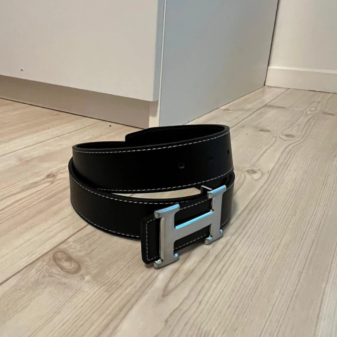 Svart skärp med silverfärgat spänne - 90