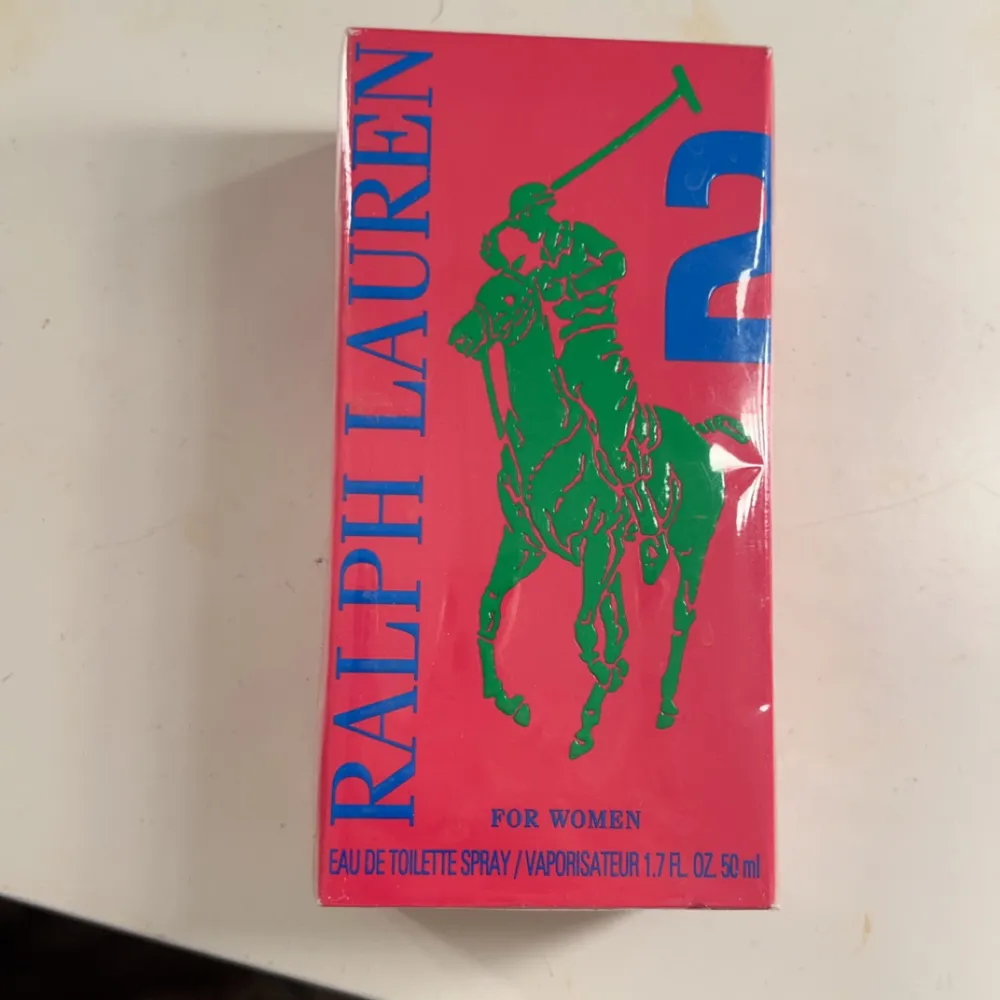 Säljer en perfym från Ralph Lauren, helt oöppnad och plasten på förpackningen sitter kvar💓. Parfym.