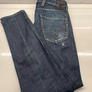 Replay jeans (slitningar) - Säljer nu dessa riktigt snygga jeansen || bra skick, cond: 8,5/10 || storlek: W30 L32 || passar dig mellan 175-185 || perfekta jeans till vintern || hör av dig vid frågor eller funderingar :)