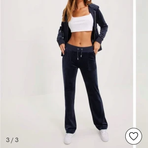 Juicy couture sammet byxor  - Säljer mina marinblå juicy couture byxor då dom inte kommer till användning längre. Dom är i storlek xxs men skulle säga att dom passar upp till s beror på hur man vill att dom ska sitta då dom e väldigt stretchiga. Super sköna och formar kroppen super snyggt. Skriv för fler bilder och frågor❤️