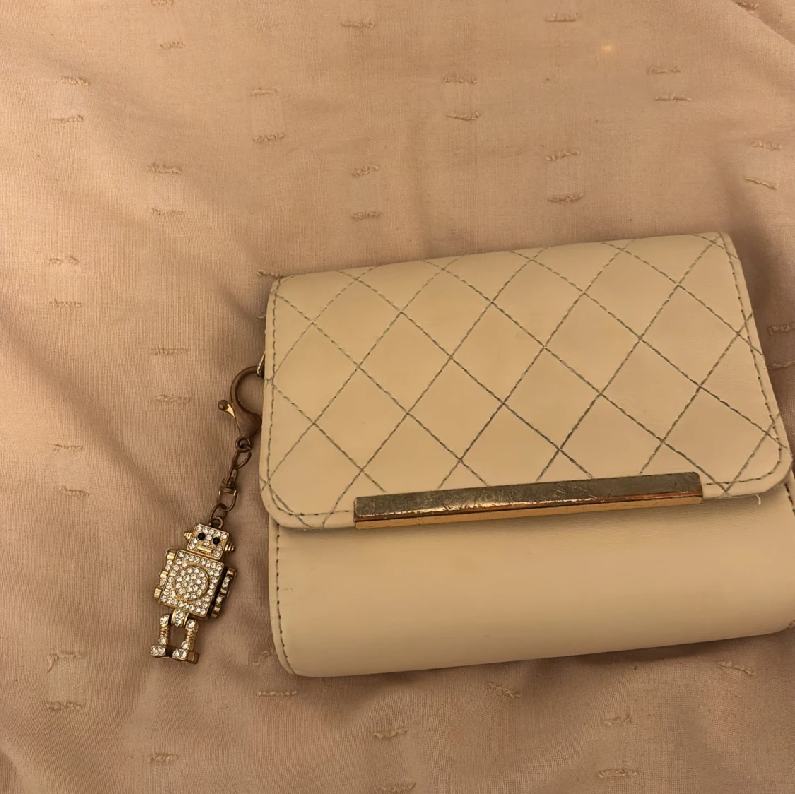 HandvĂ€ska med robotberlockđ