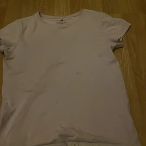 Ljusrosa t-shirt från H&M - Säljer en ljusrosa t-shirt från H&M i storlek 146/152. Den är i bomull och har en klassisk rund halsringning. Perfekt för vardagsbruk och kan enkelt matchas med jeans eller shorts. T-shirten är i bra skick och redo för en ny ägare!