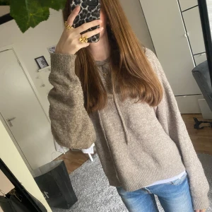 Stickad hoodie - Mysig grå beige aktig stickad hoodie i bra skick💕Perfekt för höst och vinter då den är varm och bekväm💓 helt slutsåld online