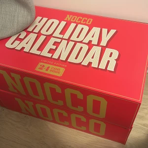 Nocco Holiday Calendar - Säljer en Nocco Holiday Calendar i en snygg röd förpackning. Denna limited edition-kalender innehåller 24 burkar, perfekt för att räkna ner till jul med en ny smak varje dag. Perfekt för Nocco-fans som vill ha något speciellt under högtiden! 🎅🎄PRISET ÄR INTE HUGGET I STEN