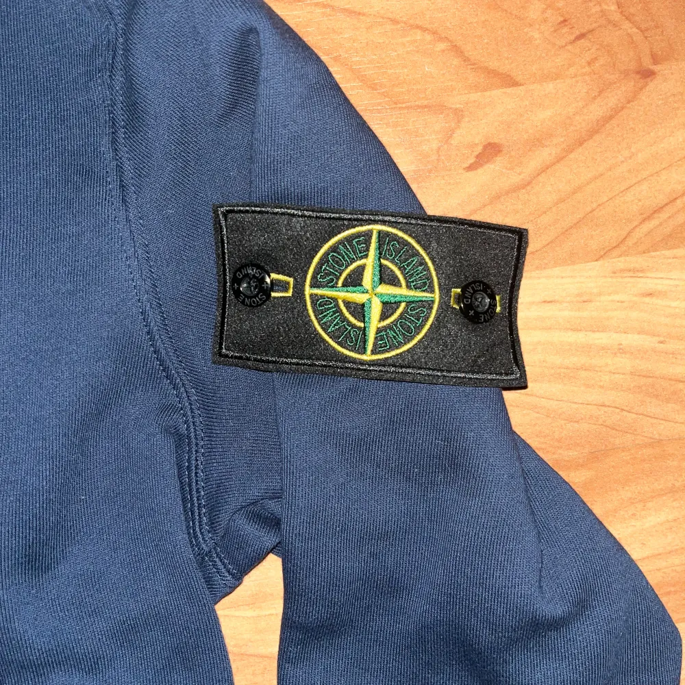 Säljer en snygg mörkblå tröja från Stone Island i storlek M. Tröjan har långa ärmar och (Vet dock inte om den är legit men den ser riktigt bra ut.). Perfekt för vardag. Den är i mycket bra skick och redo för en ny ägare! . Tröjor & Koftor.