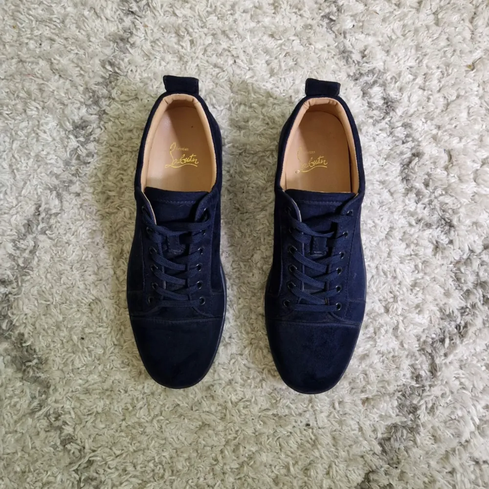 Säljer ett par snygga navy blue sneakers frän Christian Louboutin i mocka🔥INTE ÄKTA, De har den ikoniska röda sulan och skorna är i mycket bra skick och kommer med originalförpackning och dustbag. Perfekta för att ge din outfit en lyxig touch! Skriv om du har nagra funderingar!. Skor.