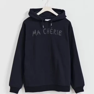 Gina tricot Young hoddies  - Två snygga hoodies med texten 'Ma Chérie'. En mörkblå och en grå. Använda sparsamt, bra skick , inga effekter. Går inte att köpa längre på hemsidan,  säljer båda för 250kr