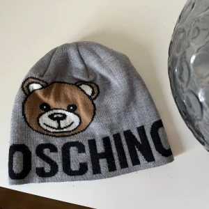 Moschino mössa - Snygg grå Moschino mössa i mycket bra skick!