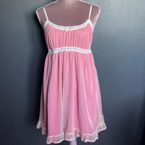 Urban Outfitters klänning - Suuper söt klänning från Urban Outfitters som jag knappt har använt. Storlek M. Skriv om du har några funderingar 💗