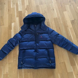 Ralph lauren vinterjacka blå - Säljer en populär och snygg Ralph lauren jacka i storlek xl i barnstolek, motsvarar cirka xs på herrsidan. Köpt från kidsbrandstore skick 10/10 bara testad. Bara att höra av dig om du har någon fråga eller så. Bara seriösa bud.