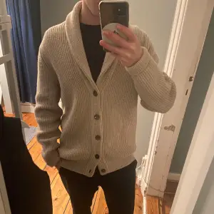 Säljer en snygg och riktigt bekväm cardigan från Massimo Dutti i perfekt skick. Den har en stilren design med knappar framtill och en mysig krage. Perfekt för kyliga höst- och vinterdagar. Vid frågor och funderingar finns vi här!😀