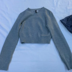 Grå stickad croppad tröja - Stickad tröja ifrån hm i storlek xxs men passar xs 