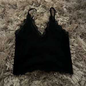 Svart ribbad linne med spetsdetaljer - 💗