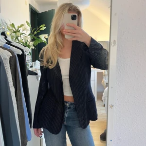 Randig mörkblå kavaj - Snygg figursydd passform ☝️ Fraktkostnad tillkommer.