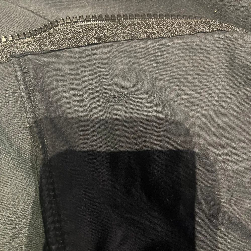 Svart Nike Tech fleece zip i storlek S, det finns en liten reva/hål på högra fickan men inget som märks. . Hoodies.