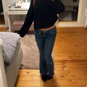 Säljer mina favoritjeans som tyvärr har blivit försmå. De är väldigt lågmidjade och sitter såå fint! Nypris 800 och är i  nyskick!💞