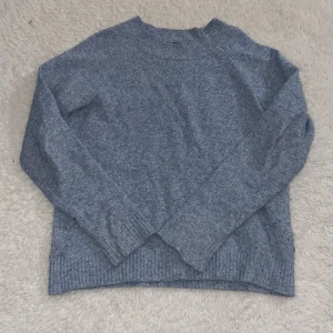 Grå stickad tröja från Vero Moda - Mysig grå stickad tröja från Vero Moda i storlek XS.  Nypris 400 ungefär och den är i nyskick ungefär