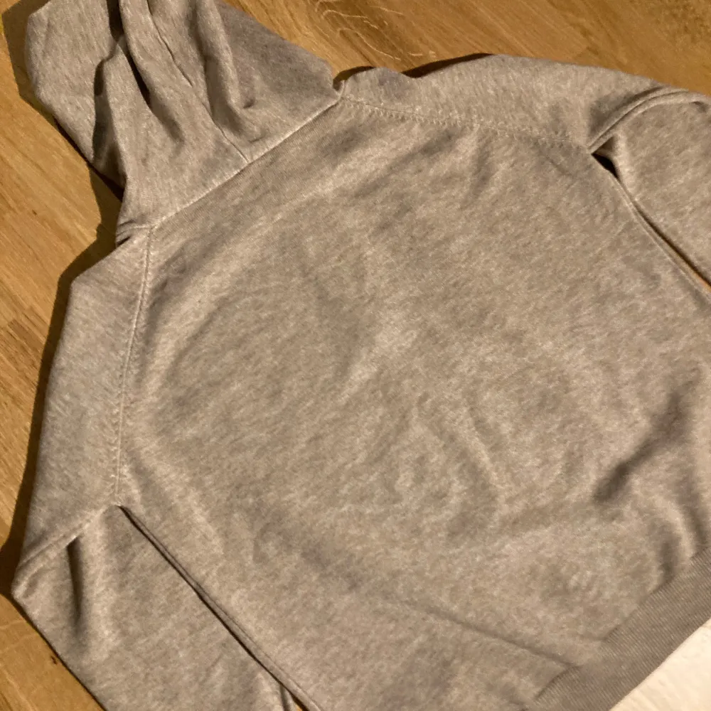 Säljer en supermysig beige hoodie i merinoull. Knappt använd.Perfekt för kyliga dagar med sin mjuka känsla och avslappnade passform. Den har en klassisk huva med dragsko och ribbade muddar vid ärmslut och nederkant. Passar perfekt till både vardag och chillkvällar. 🧥✨. Tröjor & Koftor.