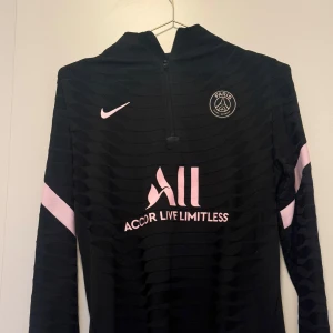Svart långärmad fotbollströja från Nike -  svart långärmad psg fotbollströja med rosa detaljer. Aldrig använd