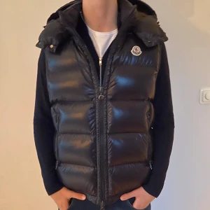 Moncler Bormes Gilet - Säljer nu denna sinnessjukt feta moncler västen! Skick 10/10, används väldigt få gånger. Storlek 5, passar L. Nypris omkring 12 000kr. Hör av er vid funderingar!