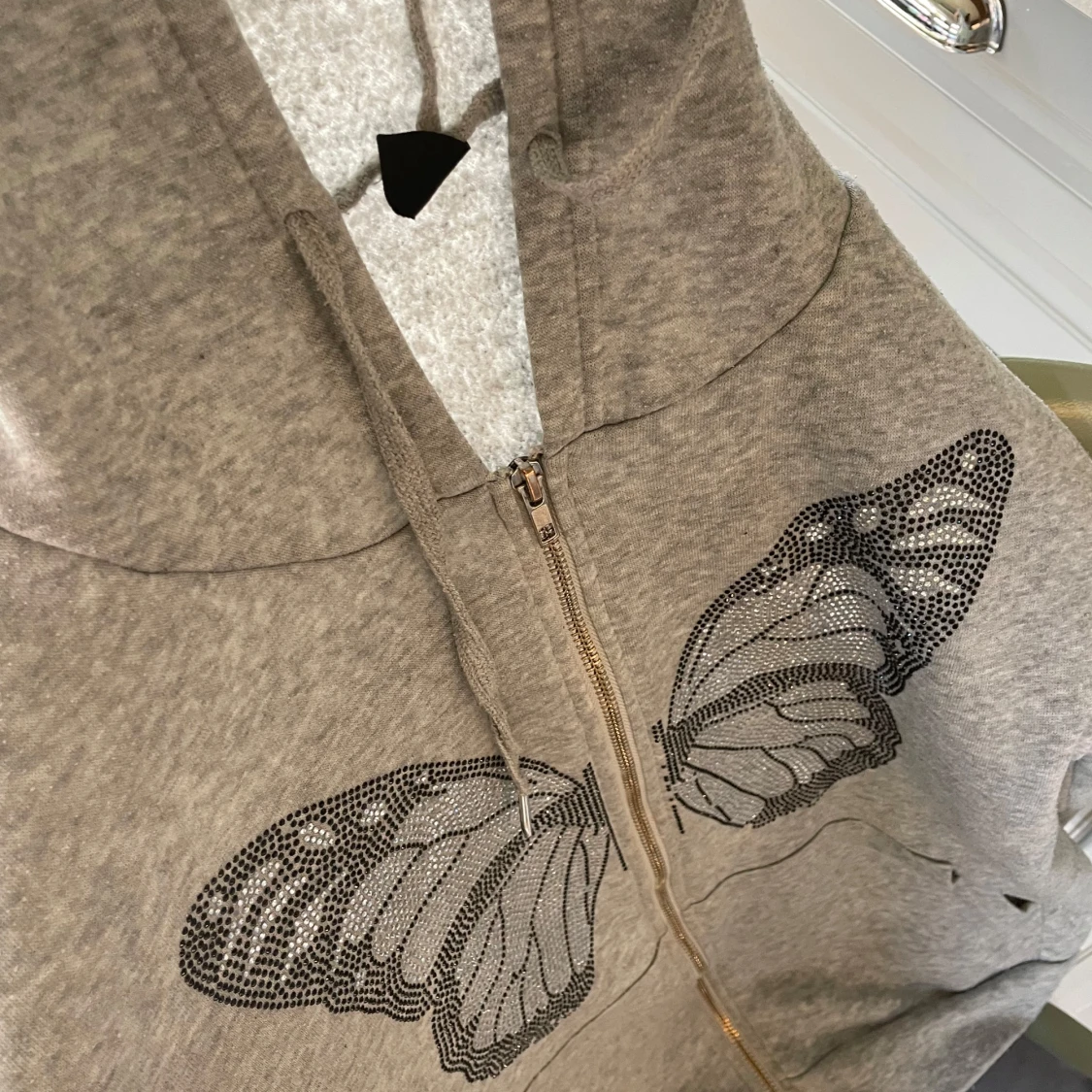 Grå hoodie med fjärilsdetaljer från Shein - 90