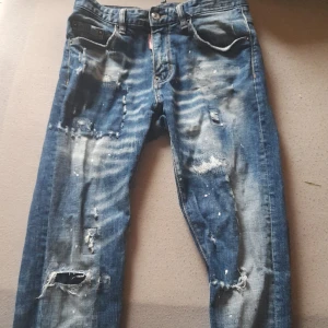 Blå jeans från Dsquared2 - Säljer ett par coola blå jeans från Dsquared2 i storlek 29. De är lite sönder i gylfen men de inget man märker säljer dem för dem har blivit för små och passar inte mer . 