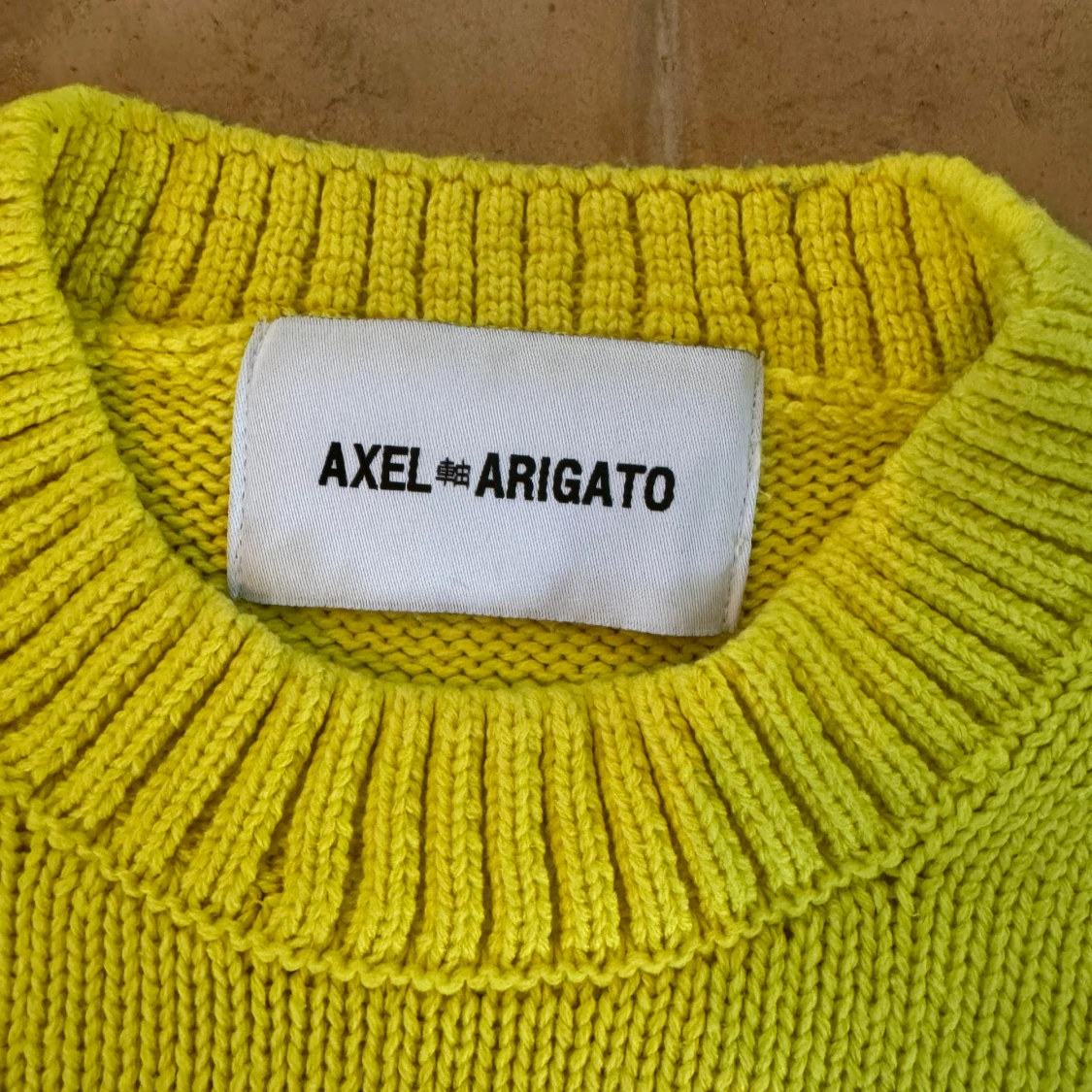 Gul stickad tröja från Axel Arigato - 90